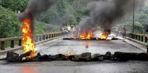 Burning tires is one of the many forms of protests that Hondurans have utilized to express their opinions. Photo Credit: Alejandro Reyes