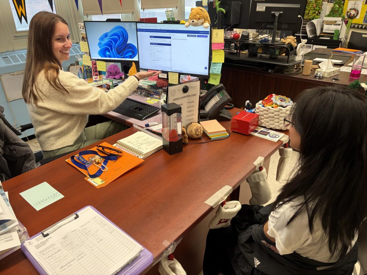 Maria Minaya advising student on Naviance