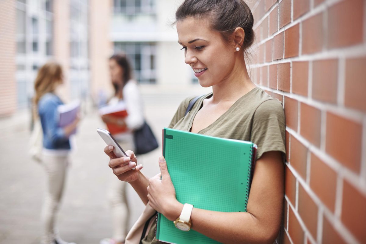 Online College Admissions advice can sometimes be exaggerated narratives 
that lead to a slippery slope for students (Designed by Freepik, www.freepik.com)